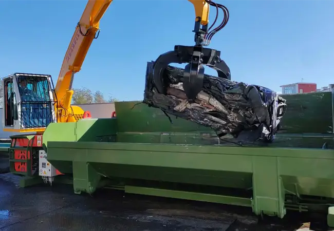 Idromec Autoschrottpresse verdichtet ein komplettes Fahrzeug mit hoher Leistung und Produktivität für Demontageanlagen