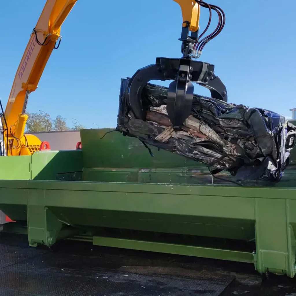 Pressa Idromec per autodemolizioni: compatta una carrozzeria, ideale per rottamazione rapida ed efficiente.