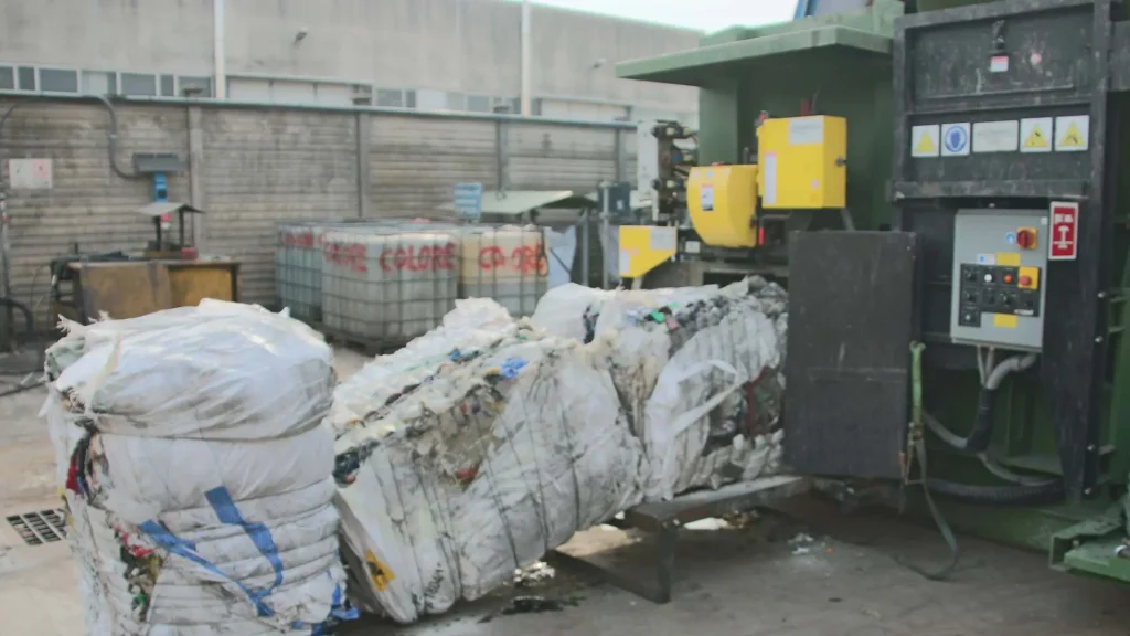 PR27 Idromec economica e robusta: compattazione rifiuti in azione in un centro di riciclo.