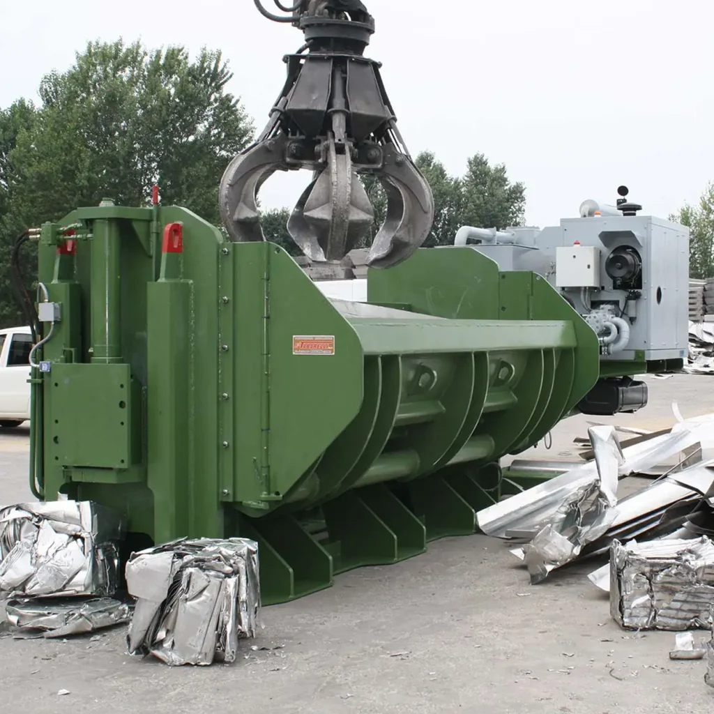 Pressa metalli Idromec: robusta e veloce, struttura antiusura per rottami in condizioni gravose.