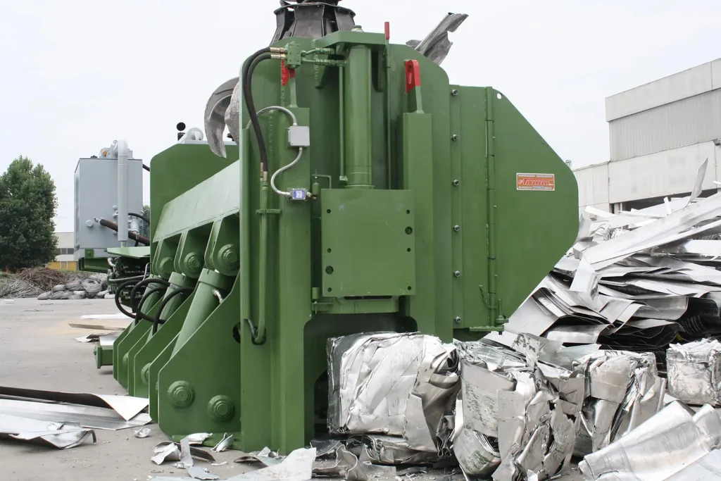 Pressa per metalli Idromec in funzione con vista frontale durante la compressione del metallo