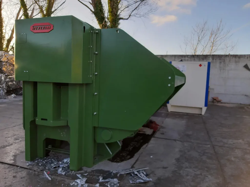 Pressa per metalli Idromec verde con rottame metallico