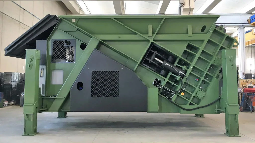 Cesoia inclinata per rottame metallico estremamente adattabile, perfetta per esigenze produttive variabili.