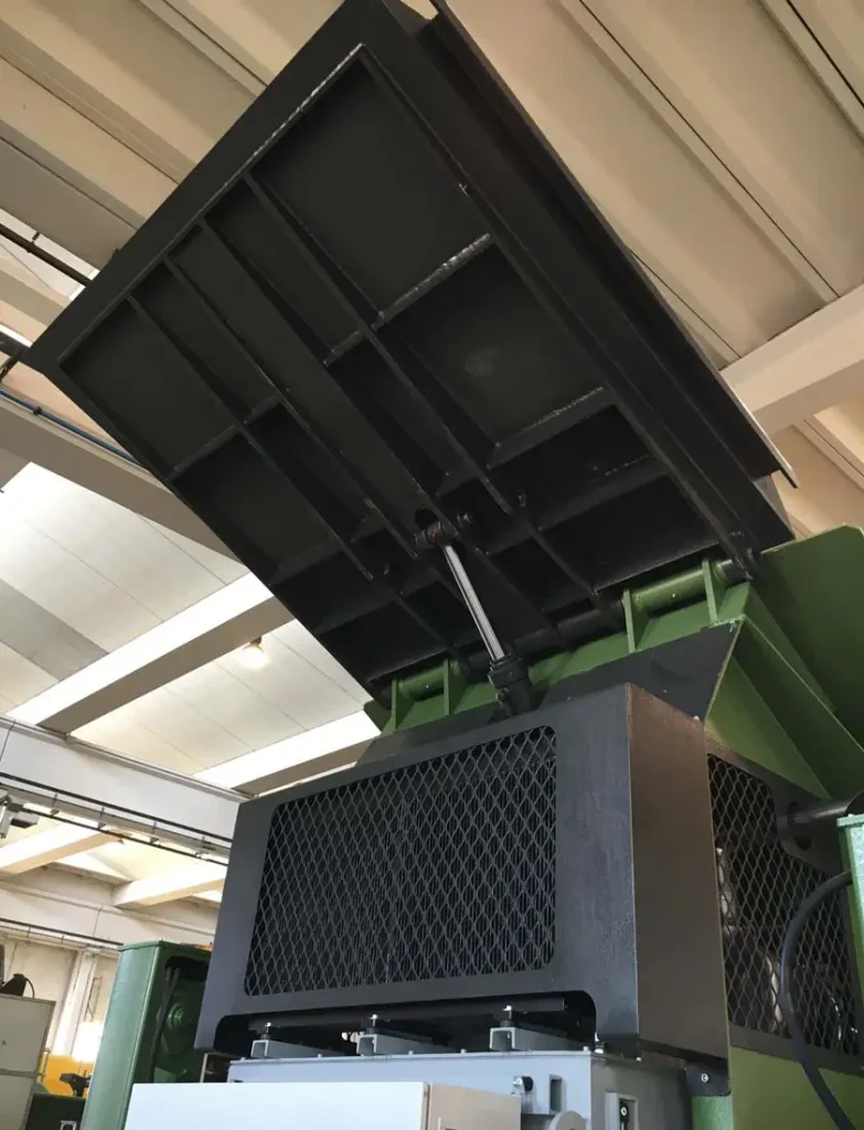 Cesoia inclinata per rottame metallico con funzionalità avanzate, controllo intuitivo e manutenzione facilitata.