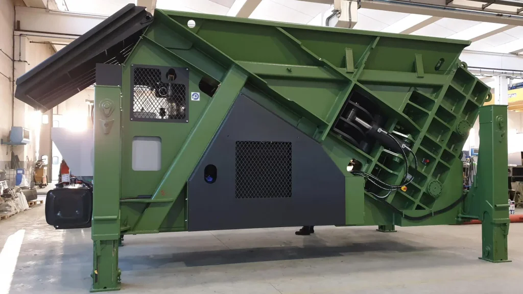 Cesoia inclinata: potenza di taglio fino a 1.350 t, ideale per metalli di grandi dimensioni.