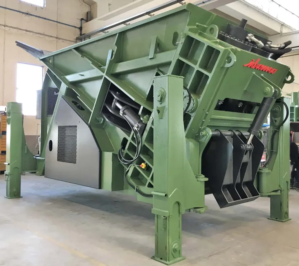 Cesoia inclinata per rottame metallico con struttura flessibile, adatta a materiali ingombranti e forme non standard.