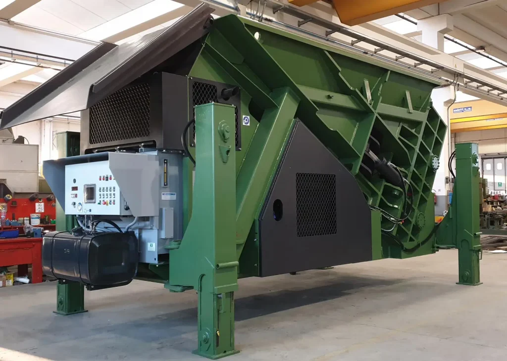 Cesoia inclinata per rottame: efficienza superiore e alte prestazioni con consumi ottimizzati.