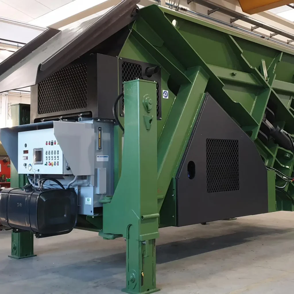 Cesoia inclinata GS dettaglio: motore Tier 5, pannello laterale e cofanature apribili per manutenzione facile.