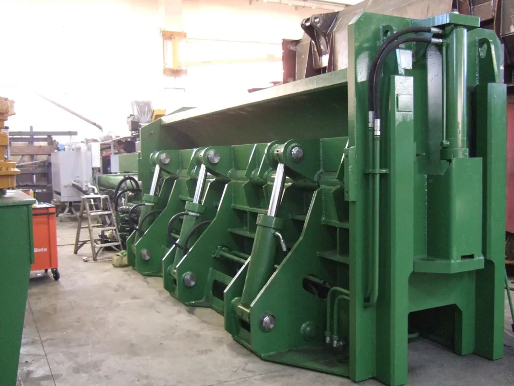 Pressa per metalli compatta installata all’interno dello stabilimento