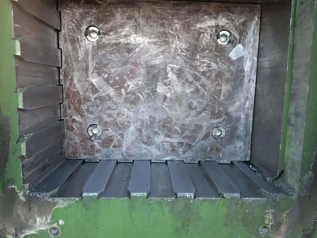 Pressa per metalli con cassa di compressione ad alta efficienza