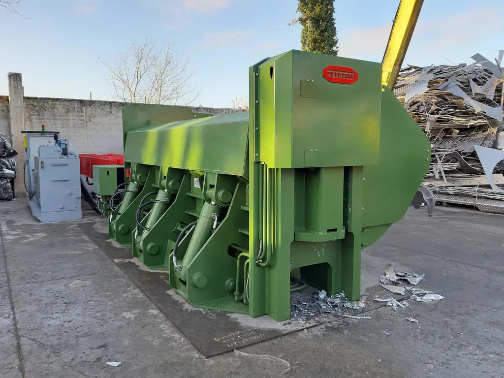 Pressa per metalli Idromec sul piazzale industriale, pronta per l’uso