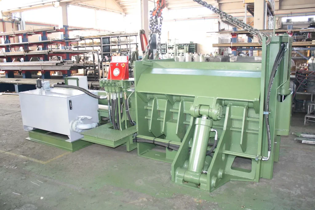 Pressa per metalli versatile installata in ambiente interno