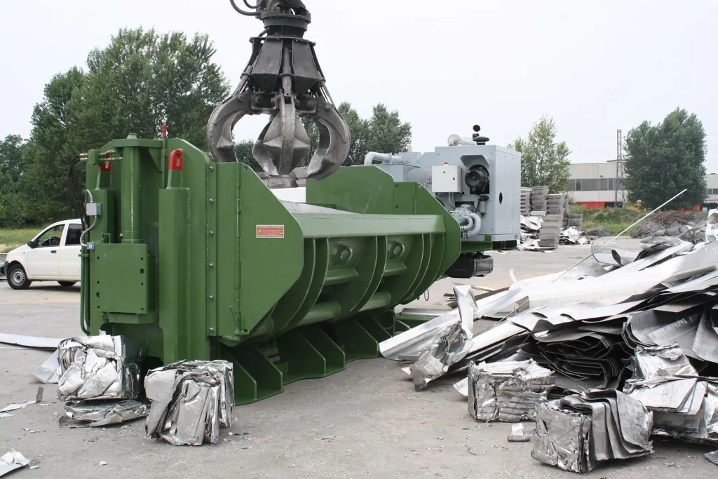 Pressa per metalli efficiente con rottame già compattato