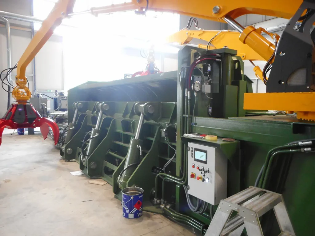 Pressa per metalli potente con gru per il carico dei rottami