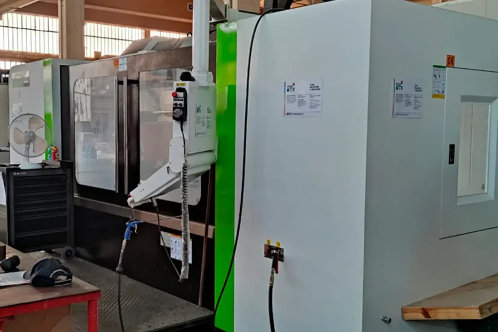 Vista posteriore del centro di lavoro Idromec con targhetta del finanziamento POR FESR