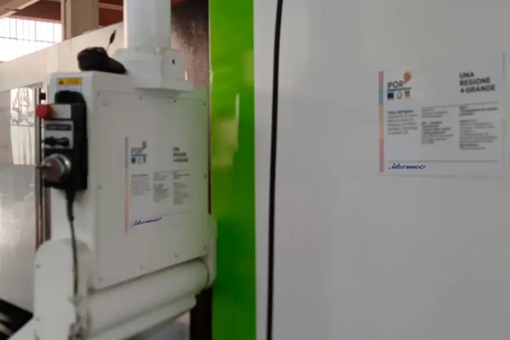 Immagine del nuovo centro di lavoro Idromec con etichetta del bando POR FESR
