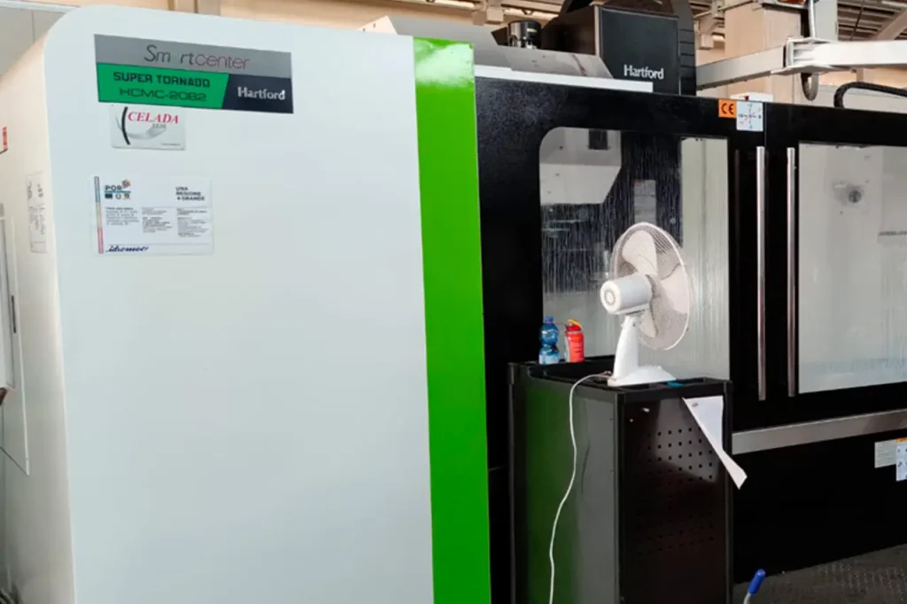 Macchina Idromec vista laterale con adesivo del progetto POR FESR della Regione Veneto