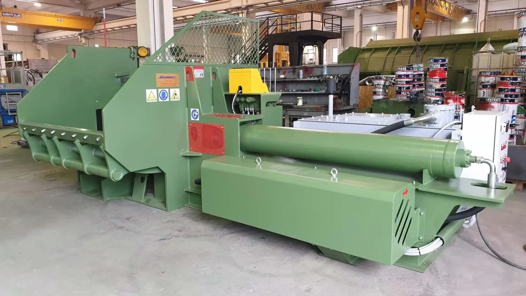 Dettaglio posteriore di una pressa per metalli Idromec con centralina idraulica visibile