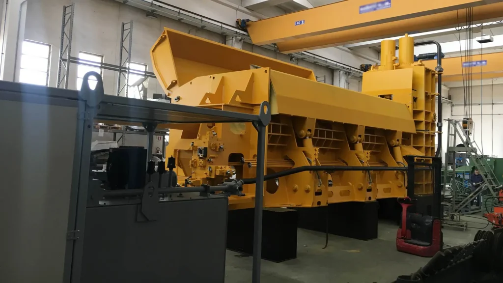 Presse cesoia CD: struttura rinforzata per massima stabilità nel taglio e nella compattazione di rottami pesanti.