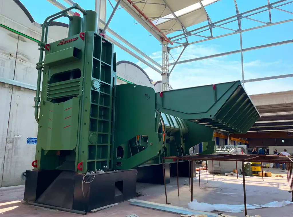 Presse cesoia CD: radiocomando a distanza per gestione sicura e pratica delle operazioni.