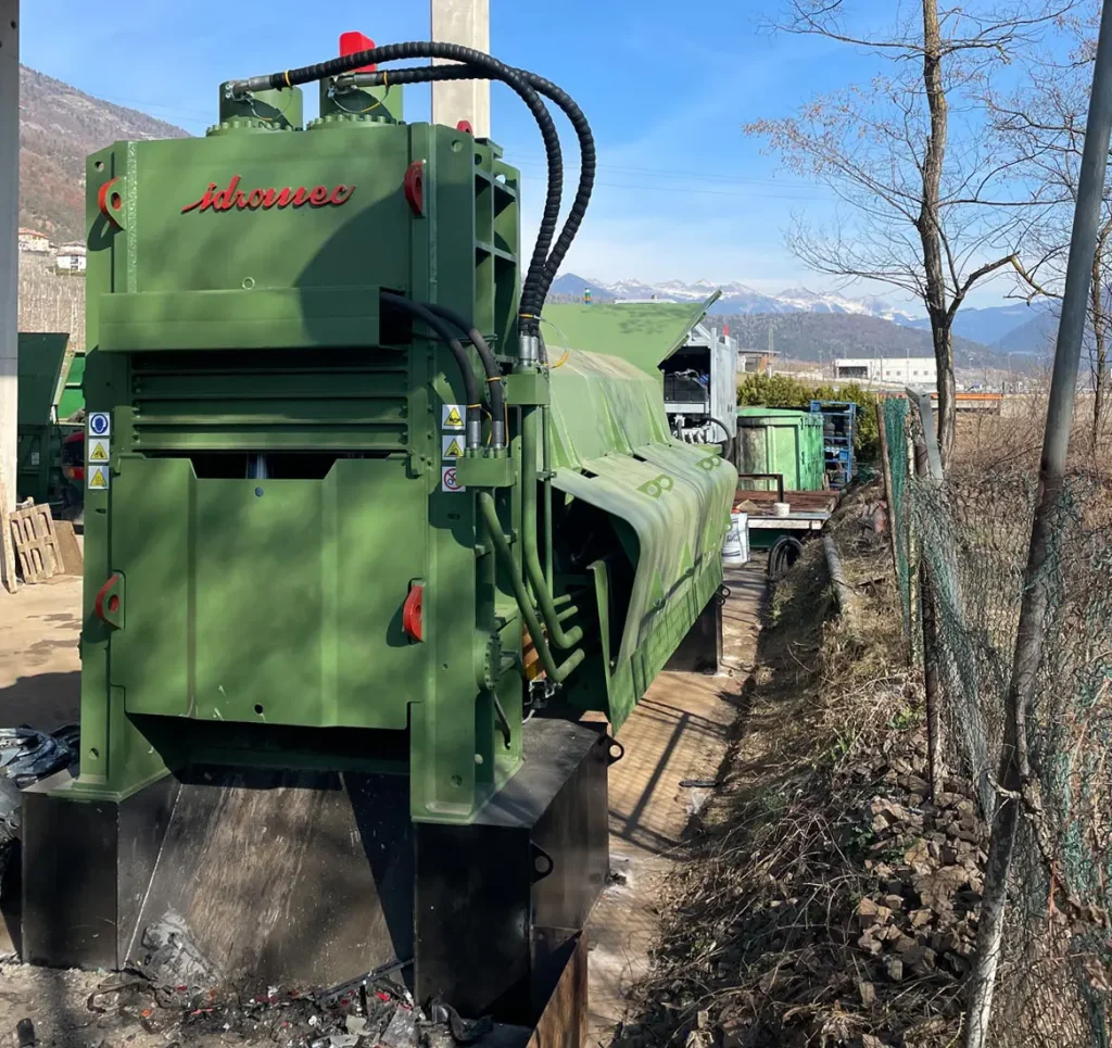 Presse cesoia CLS: telecamere in cabina e radiocomando per visibilità e sicurezza.