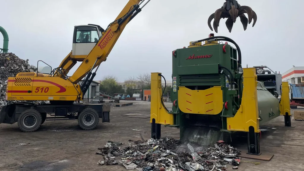 Presse cesoia per rottami metallici compatte, serie SLK di Idromec Spa in un impianto di riciclo
