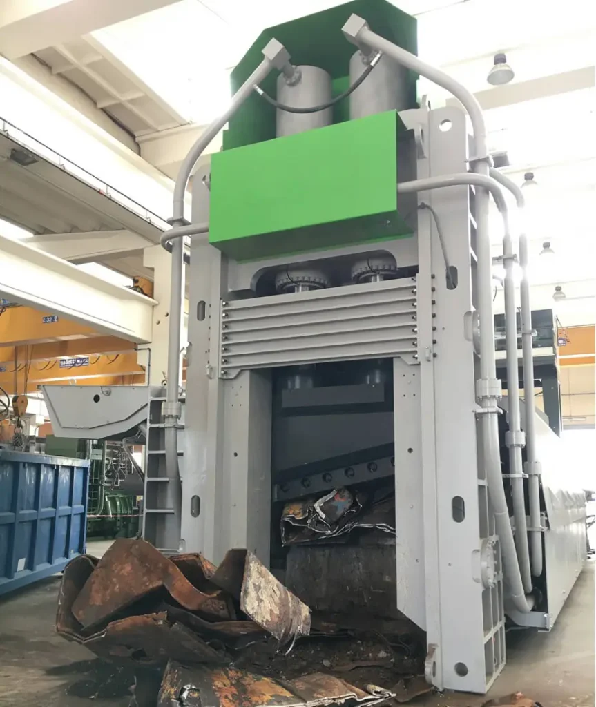 Presse cesoie per rottami SL ad alte prestazioni con coperchio a 90° e spinta laterale combinata.