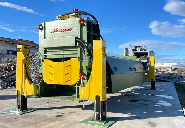 Schrottscherenpressen der Serie CLS von Idromec S.p.A., Dreiviertelansicht im Freien