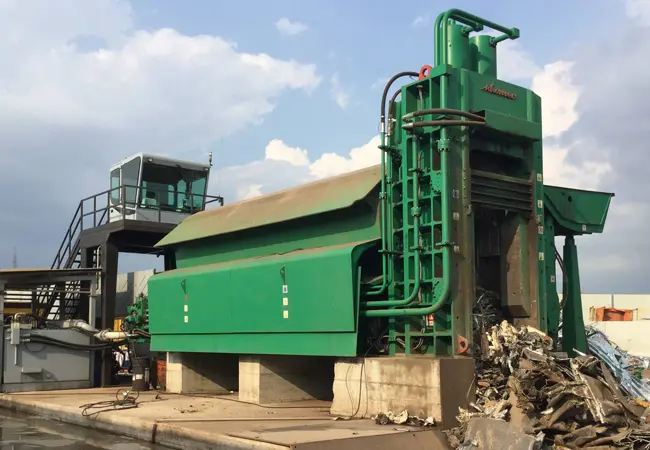 Schrottscherenpressen der Serie SL von Idromec S.p.A. im Einsatz beim Schneiden von Altmetall