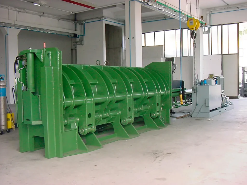 Vista laterale di una pressa per metalli Idromec, solida e compatta