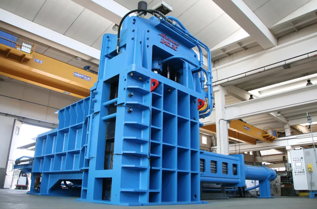 Seitenansicht Drei Kompressionspresse IHD-3C Idromec entwickelt für maximale Effizienz in Recyclinganlagen