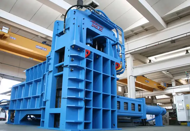 Blaue Idromec IHD-3C Drei-Kompressionspresse, Ansicht von unten in Werkshalle, robuste Hochleistungsstruktur