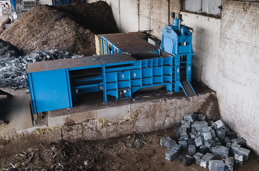 Gesamtansicht der Drei-Kompressionspresse IHD-3C im Idromec-Werk, versandbereit – Idromec Spa