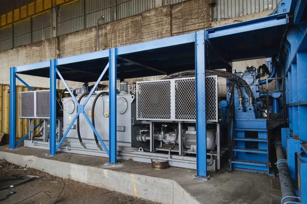 Hydraulikeinheit und Motor der Drei-Kompressionspresse IHD-3C, installiert in einer Industrieanlage – Idromec Spa