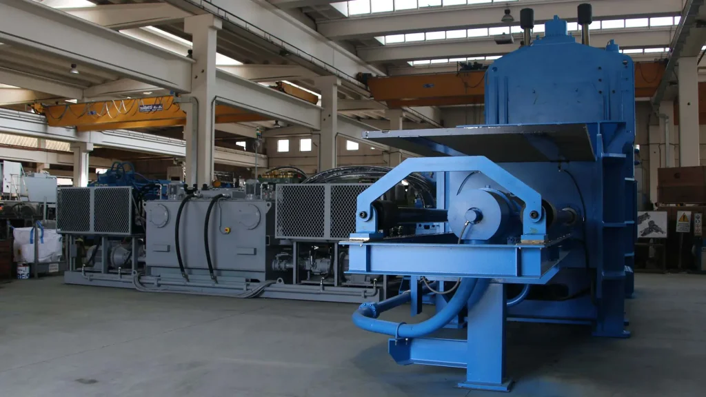 Kompakte Drei Kompressionspresse IHD-3C Idromec mit integriertem Hydrauliksystem zur effizienten Platzoptimierung