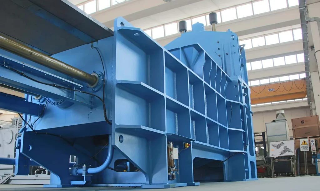 Vorderansicht der Drei Kompressionspresse IHD-3C Idromec mit leistungsstarker Hydraulik und Mechanik für Zuverlässigkeit