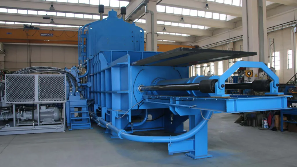 Detail Drei Kompressionspresse IHD-3C Idromec in Werkstatt, robust und sicher für Recyclingmaterialien