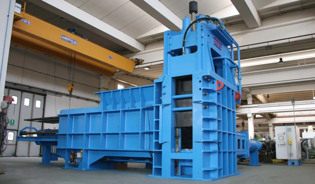 Detail der soliden Struktur und der Hydraulikkomponenten der Drei-Kompressionspresse IHD-3C