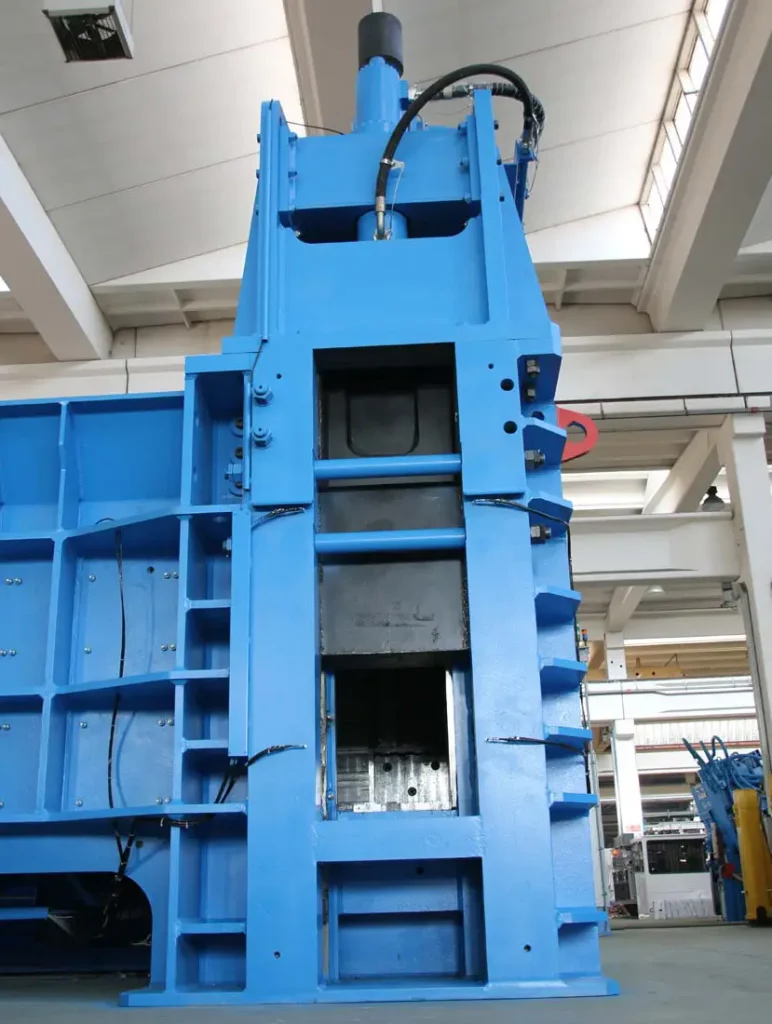 Seitenansicht der Drei-Kompressionspresse IHD-3C mit Hochkraft-Vertikalverdichtung – Idromec Spa