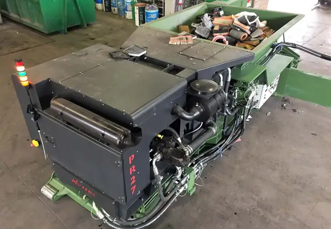 Idromec PR27 Abfallpresse verdichtet Mischmaterialien wie Kunststoff, Holz, Textilien, Gummi und Karton