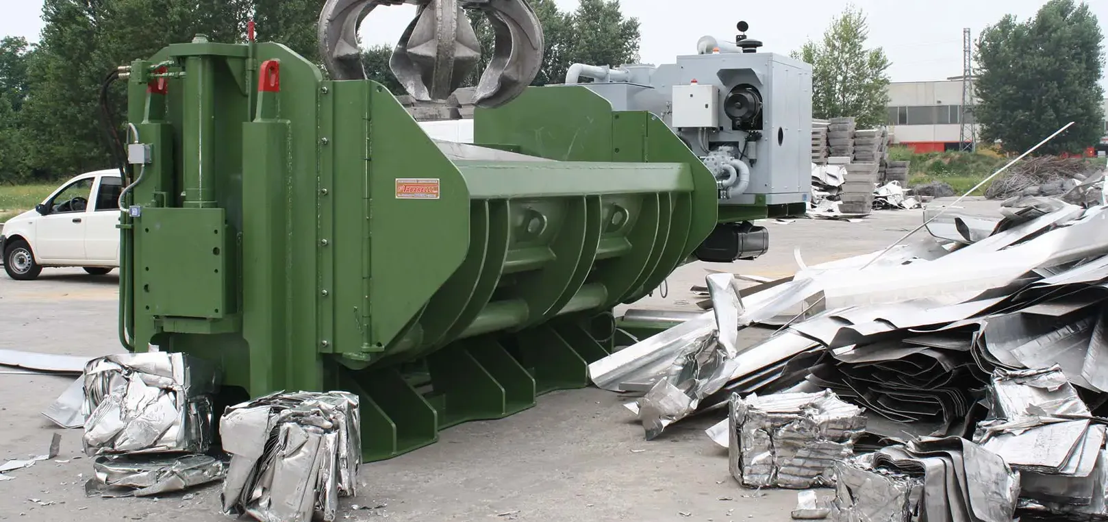 Pressa per metalli Idromec in impianto: esempio di tecnologia sostenibile per il riciclo dei metalli.