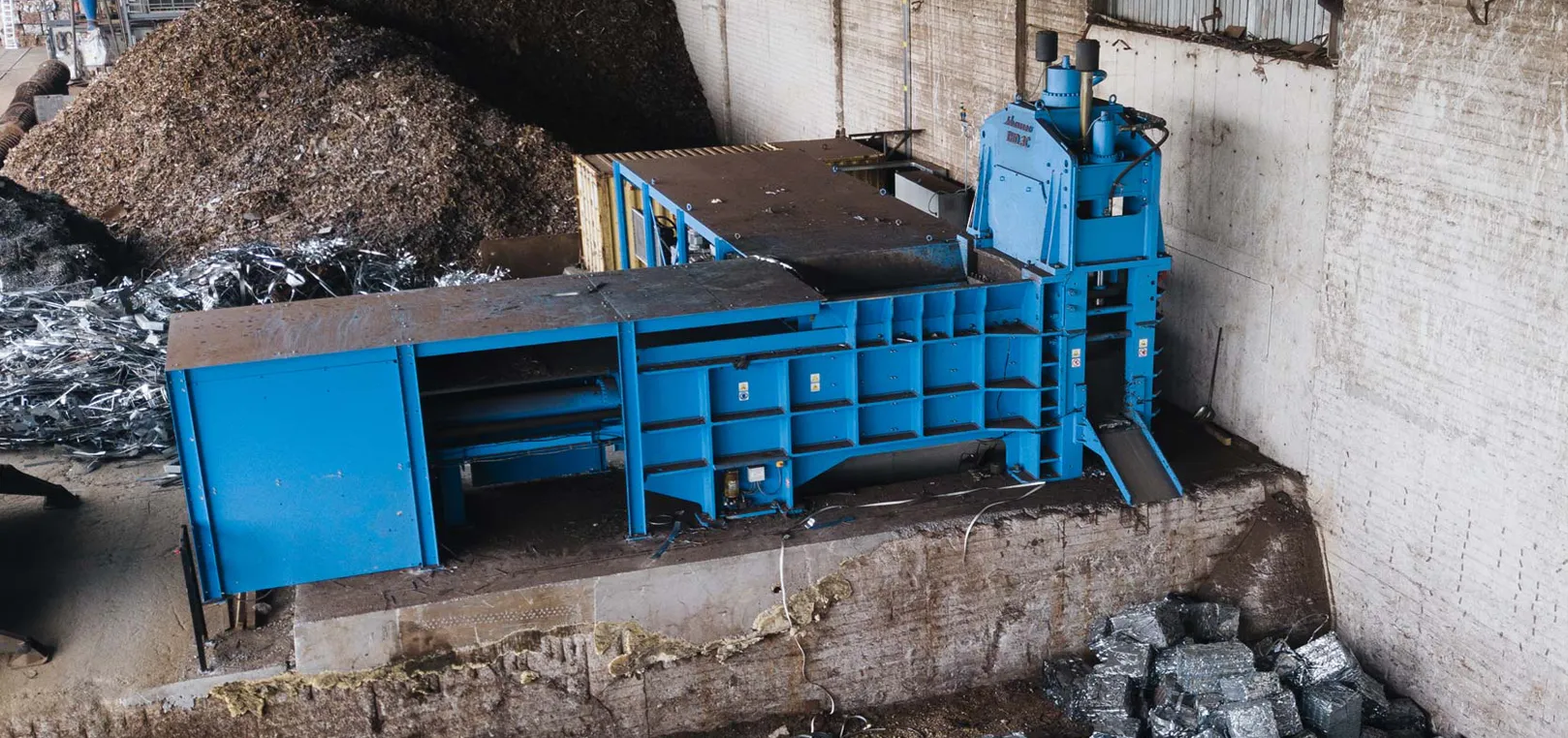 IHD-3C Idromec in funzione: pressa a tre compressioni con pacchi ad alta densità in uscita.