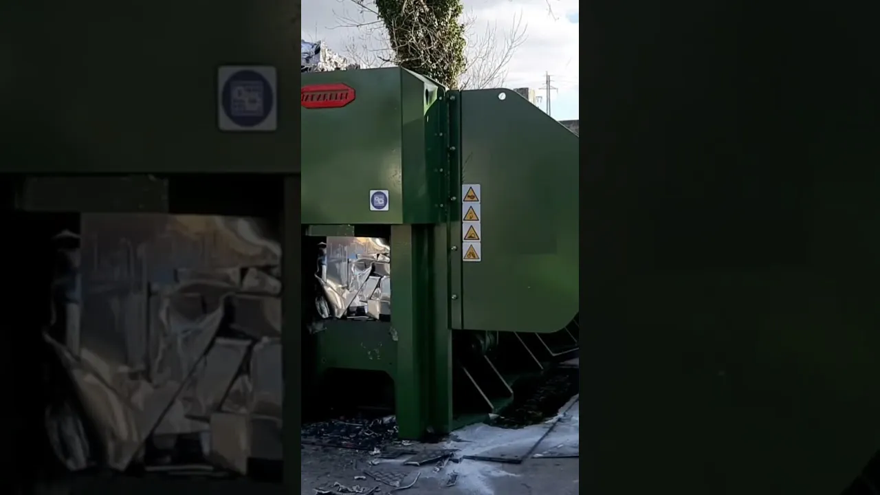 Pressa Idromec per metalli in funzione durante la compattazione di rottami metallici misti ad alta densità