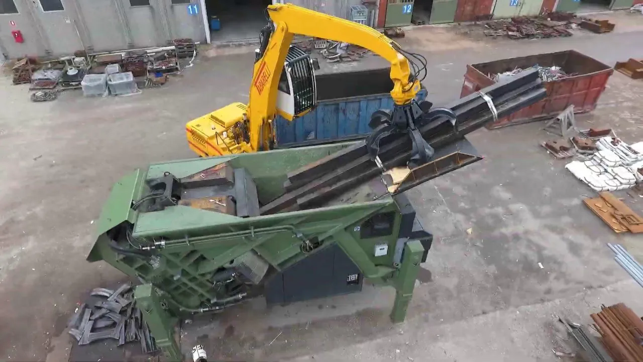 Cesoia inclinata Idromec GS in funzione per il taglio continuo di tubi metallici con sistema a gravità