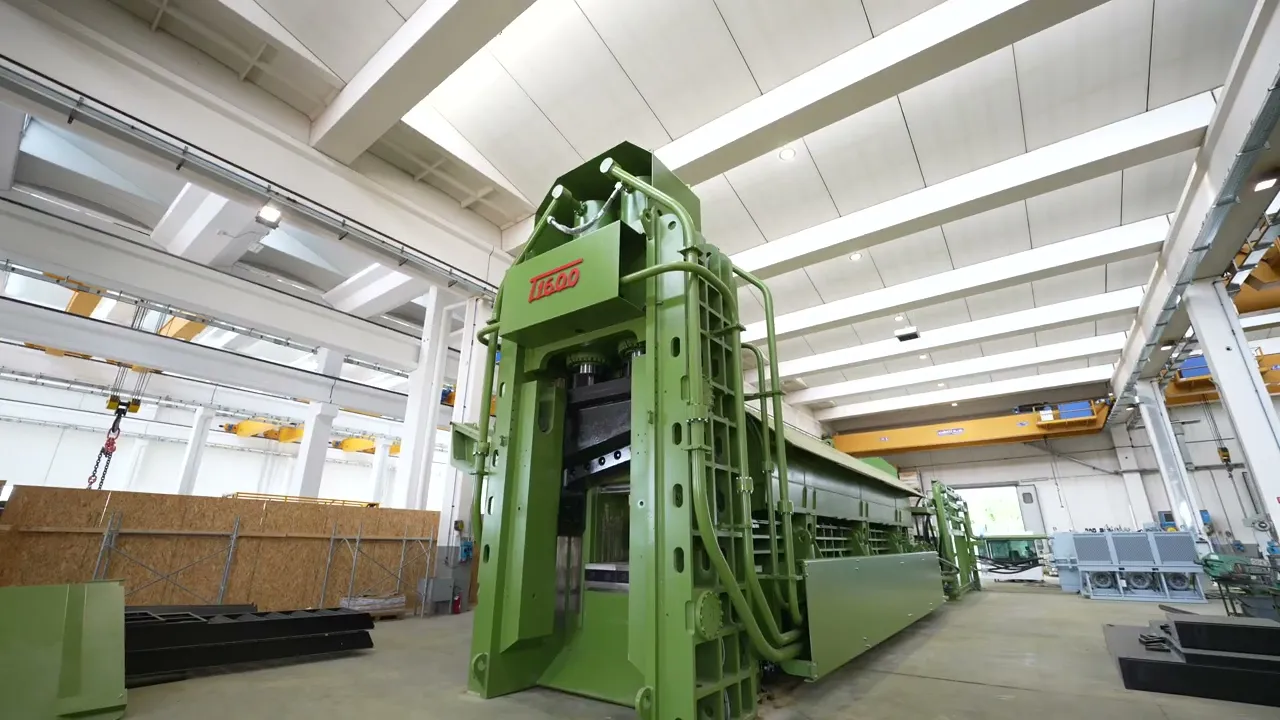 Pressa cesoia Idromec T1600SL in stabilimento, pronta per collaudo e consegna per il riciclo dei rottami metallici