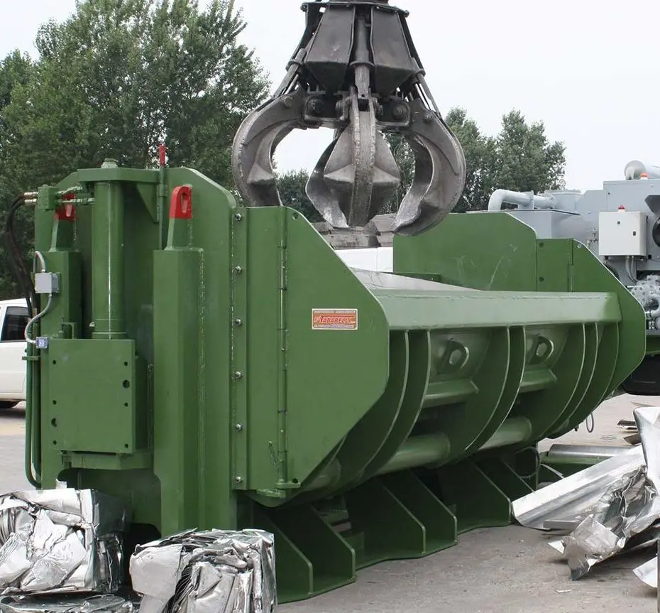 Pressa per metalli Idromec S.p.A. compatta rottami misti — alluminio, cavi, acciaio e lamiere.