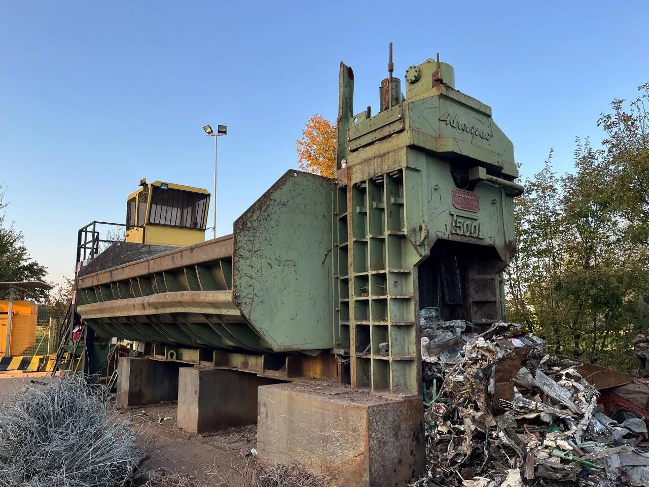 Vista frontale laterale pressa cesoia usata Idromec T500L in lavoro