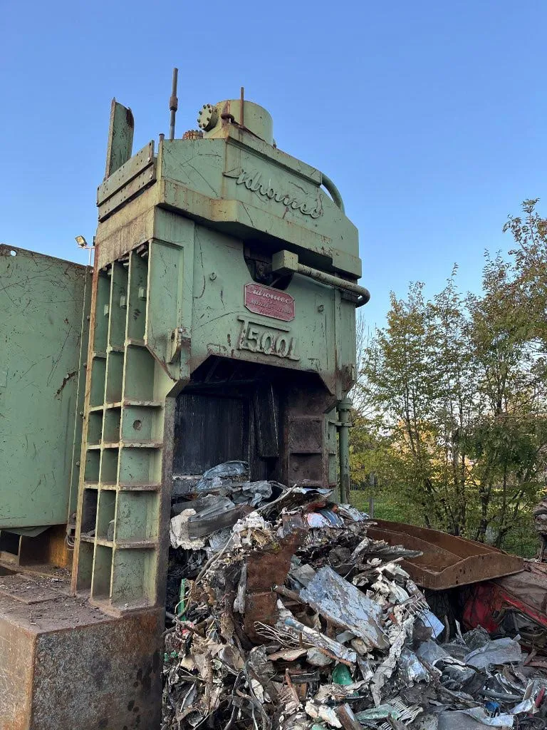 Vista frontale pressa cesoia usata Idromec T500L durante taglio