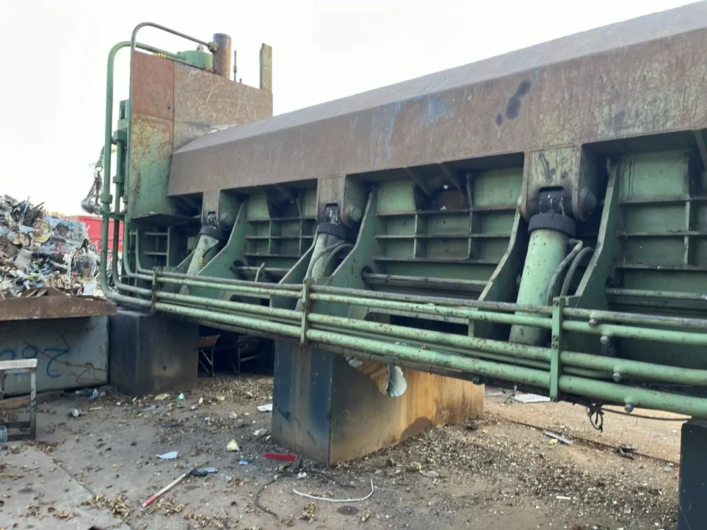 Vista laterale pressa cesoia usata Idromec T500L