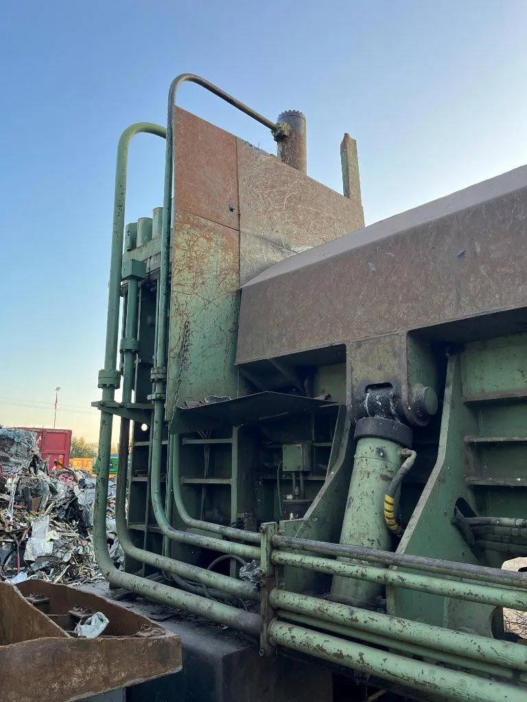 Pressa cesoia usata Idromec T500L in funzione su rottami metallici
